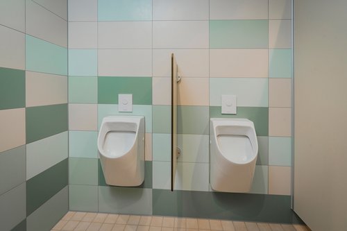 Urinal-Betätigungsplatten EDITION im Herren-WC des Kursbereichs im Freizeitbad Olpe