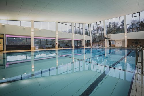 Innenansicht mit Schwimmbecken im Freizeitbad Olpe