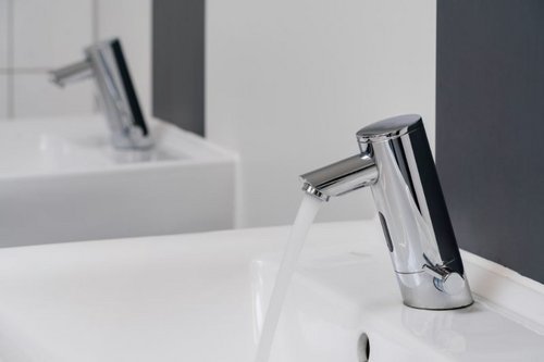 Elektronische_Waschtisch-Armatur_PURIS_E_HD-M_mit_laufendem_Wasser_in_den_Sanita__rra__umen_des_Schulzentrum_Nord