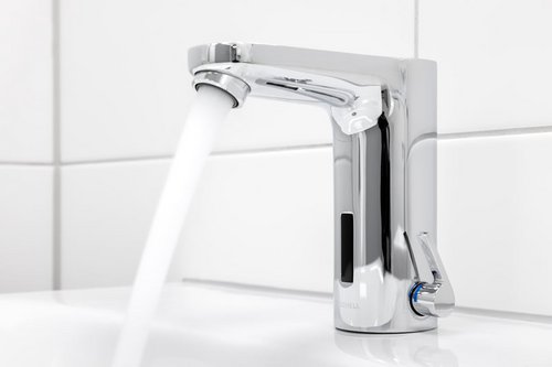 Elektronische Waschtisch-Armaturen CELIS E HD-M von SCHELL im Sanitärbereich der Vema GmbH & Co. KG.
