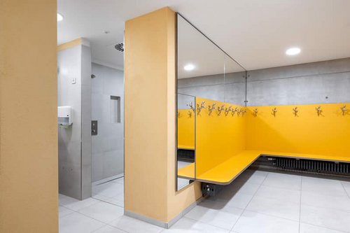 Sanitärbereich der Mühlbachhofschule mit Unterputz-Dusche LINUS D-C-T von Schell