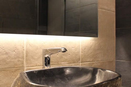 Nahaufnahme der SCHELL Armatur XERIS E HD-K large im Sanitärbereich des Hotel Sonklarhof.