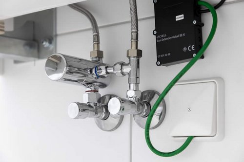 SWS Bus-Extender-Kabel und Eckventil-Thermostat Set unter dem Waschbecken in der Kita Spitzholz