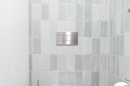 WC-Modul MONTUS Flow und WC-Betätigungsplatte MONTUS PLACE in den Sanitärräumen des BW Green Building.