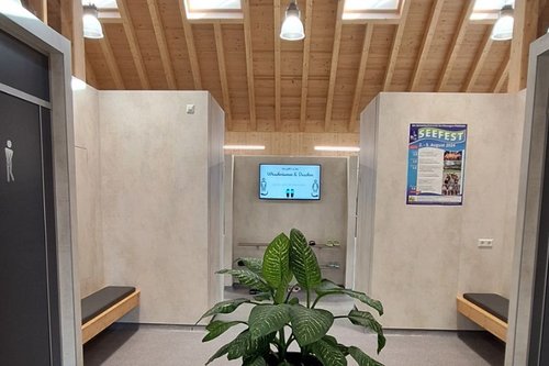 Eingangsbereich der Sanitäranlagen auf dem Campingplatz Sonnenhof.