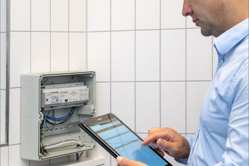 SCHELL Vertriebsbeauftragter Sascha Wendt mit SCHELL App auf dem Tablet vor dem SWS Server in der Landessportschule Ruit. SCHELL Vertriebsbeauftragter Sascha Wendt mit SCHELL App auf dem Tablet vor dem SWS Server in der Landessportschule Ruit.