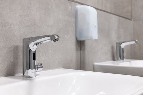 Elektronische berührungslose Waschtisch-Armatur XERIS E-T von SCHELL im Sportbad Dieburg