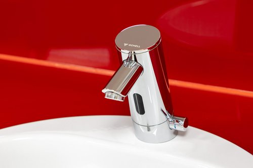 Elektronische Waschtisch-Armatur PURIS E HD-M im Sanitärbereich der Taunus Therme.