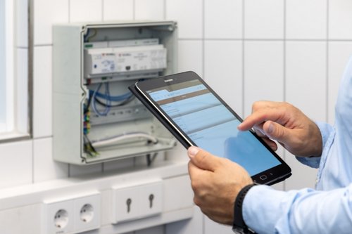 Mithilfe der SCHELL App parametriert SCHELL Vertriebsbeauftragter Sascha Wendt die vernetzten Armaturen in der Landessportschule Ruit. Mithilfe der SCHELL App parametriert SCHELL Vertriebsbeauftragter Sascha Wendt die vernetzten Armaturen in der Landessportschule Ruit.