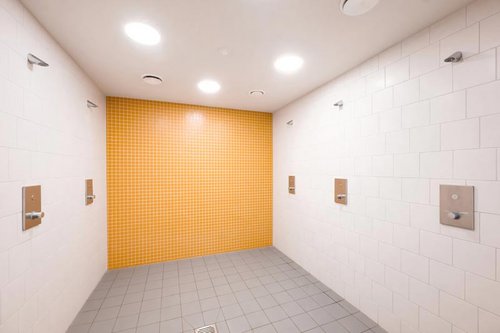 Gemeinschaftsdusche-des-TSV-Muenchen-Ost-e