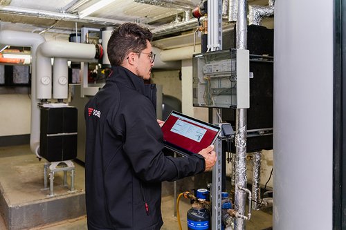 SCHELL Mitarbeiter Benjamin Buschhaus überprüft SWS Server in der Gemeinschaftsgrundschule Theodor-Heuss in Wesel-Bislich.