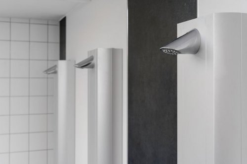 Nahaufnahme_der_Duschko__pfe_der_Duschpaneele_LINUS_DP-C-T_in_den_Duschra__umen_des_Schulzentrum_Nord
