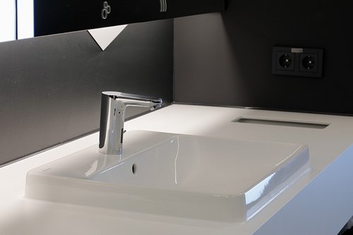 Nahaufnahme einer elektronischen Waschtisch-Armatur CELIS E HD-M in der Umkleidekabine der Freiburger Turnerschaft.