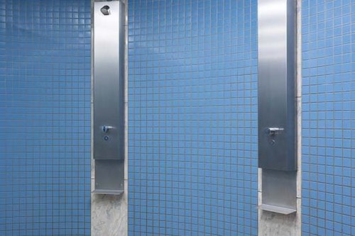 Im Duschbereich der KissSalis Therme wurden insgesamt 15 Duschpaneele LINUS Inox DP-C-T verbaut.