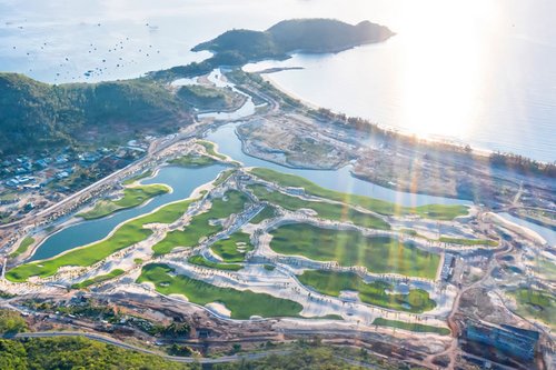 Drohnenbild über die Golfanlage des NARA Bình Tiên Golf Club.