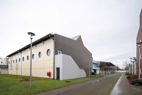 Außenansicht des Sport- und Therapiebeckenbereichs der JVA Weiterstadt
