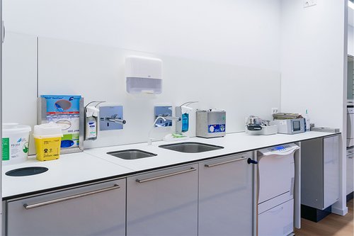 Zwei elektronische Waschtisch-Armaturen der Serie LINUS im Laborbereich der Praxis für Mund-, Kiefer- und Gesichtschirurgie. Zwei elektronische Waschtisch-Armaturen der Serie LINUS im Laborbereich der Praxis für Mund-, Kiefer- und Gesichtschirurgie.