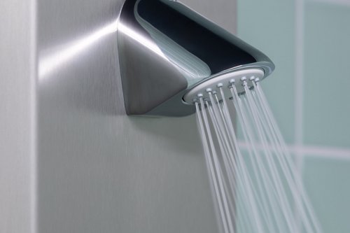 Nahansicht des Duschkopf COMFORT Flex am Duschpaneel LINUS Inox DP-C-T mit laufendem Wasser in der Landessportschule Ruit.  Nahansicht des Duschkopf COMFORT Flex am Duschpaneel LINUS Inox DP-C-T mit laufendem Wasser in der Landessportschule Ruit.