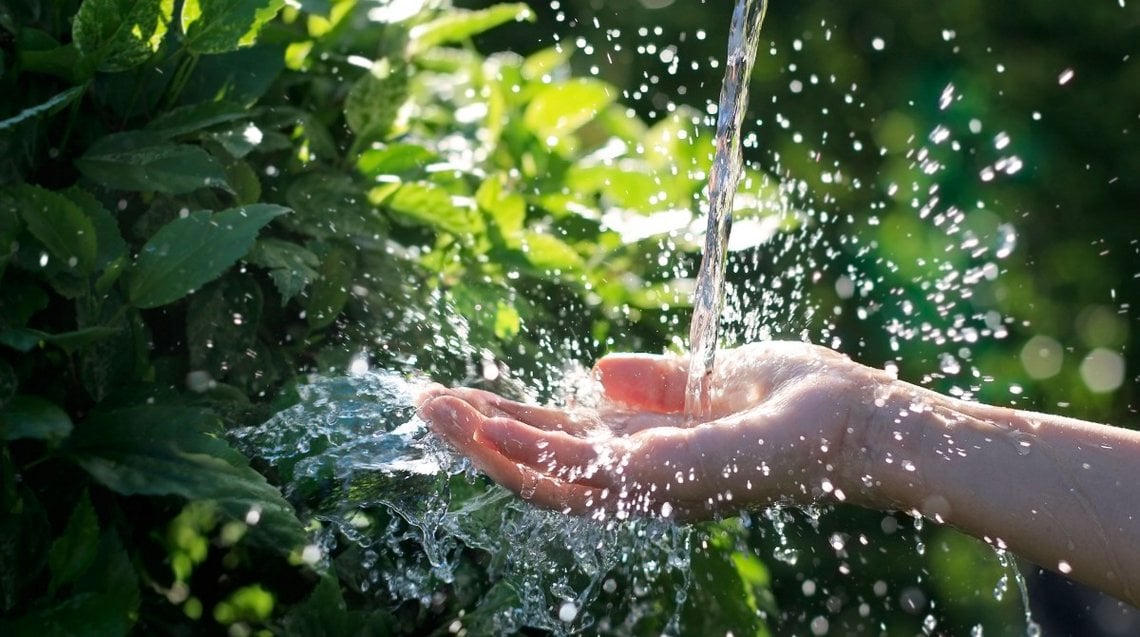 Wasserstrahl auf Hand
