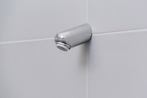 Duschkopf Aerosolarm in den Duschen der Sporthalle der Gemeinschaftsgrundschule Theodor-Heuss in Wesel-Bislich.