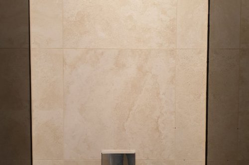 Unterputz-Dusche LINUS D-SC-M und Duschkopf Comfort Flex im Boutique Fitnessstudio EVO Fitness Bel & Main in Wien.