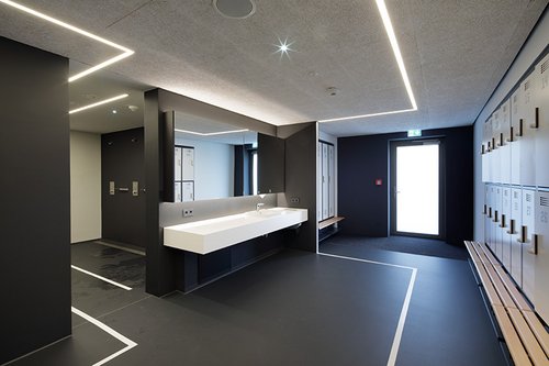 Umkleidekabine in den Räumlichkeiten der Freiburger Turnerschaft mit elektronischer Waschtisch-Armatur CELIS E HD-M.