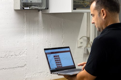 Un collaboratore SCHELL controlla il server SWS nella palestra di Freudenstadt. Un collaboratore SCHELL controlla il server SWS nella palestra di Freudenstadt.