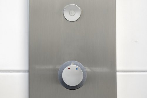 Unterputz-Dusche LINUS D-C-T im Bad des Spiel- und Aktionsparks Otto-Dullenkopf-Park.