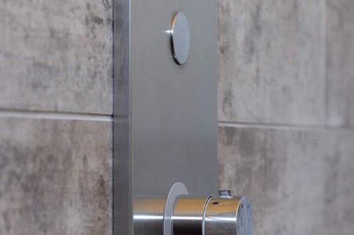 Großaufnahme der Unterputz-Dusche LINUS D-C-T von SCHELL im Therapie- und Fitnessstudio