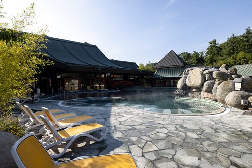 Außenbereich mit Liegen in der Taunus Therme in Bad Homburg.