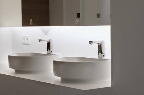 Zwei elektronische Waschtisch-Armaturen CELIS E HD-M mit Design Waschtischen im Gebäude der Freiburger Turnerschaft.