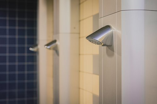 SCHELL Duschpaneele LINUS DP-C-T mit Duschkopf COMFORT Flex im Hallenbereich des Freizeitbads Olpe