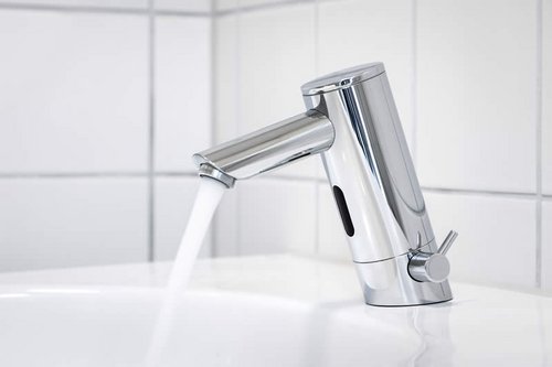 Elektronische Waschtisch-Armatur PURIS E HD-M von SCHELL im Sanitärbereich des Sport- und Therapiebeckenbereichs