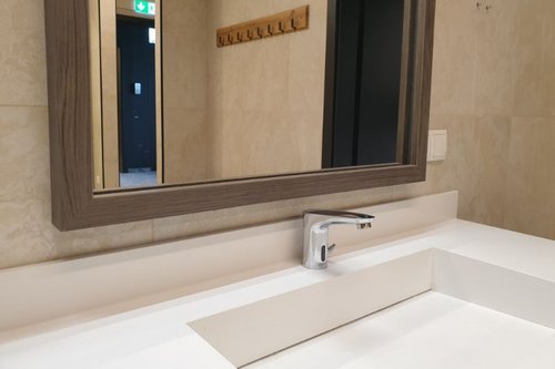 Elektronische Waschtisch-Armatur MODUS E HD-M auf Waschbecken im Boutique Fitnessstudio EVO Fitness Bel & Main in Wien.