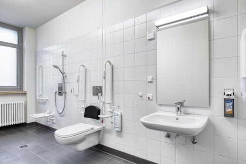 Barrierefreies Bad mit elektronischer Waschtisch-Armatur XERIS E HD-M und Brausegarnitur VITUS