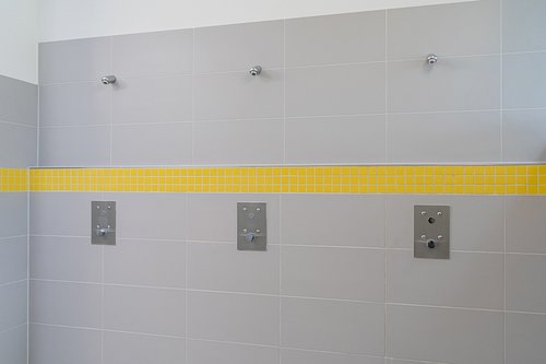 Unterputz-Dusche LINUS Basic D-C-T in den Duschen der Sporthalle der Gemeinschaftsgrundschule Theodor-Heuss in Wesel-Bislich.