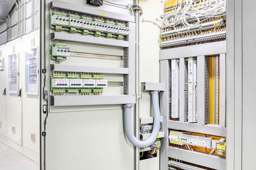 Serverschrank mit SWS Server von SCHELL im Sport- und Therapiebeckenbereich der JVA Weiterstadt