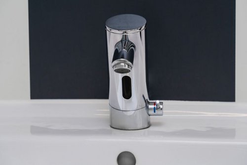 Elektronische_Waschtisch-Armatur_PURIS_E_HD-M_in_den_Sanita__rra__umen_des_Schulzentrum_Nord