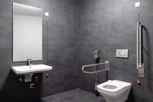 Barrierefreies WC in der KissSalis Therme mit der Elektronische Waschtisch-Armatur XERIS E-T HD-M von SCHELL.