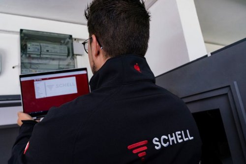 SWS_Server_im_Schulzentrum_Nord_in_Wesel_wird_von_SCHELL_Vertriebsbeauftragter_Benjamin_Buschhaus_u__berpru__ft