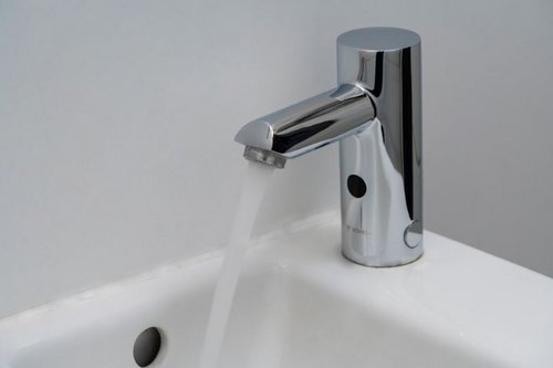 Elektronische_Waschtisch-Armatur_MODUS_E_in_den_Sanita__rra__umen_des_Schulzentrum_Nord_in_Wesel