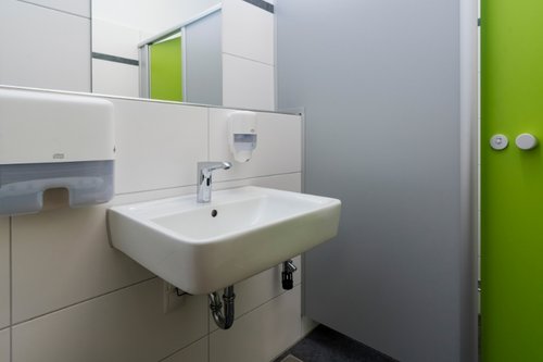 Elektronische Waschtisch-Armatur XERIS E HD-K in den Sanitärräumen der Dorfschule Ginderich.