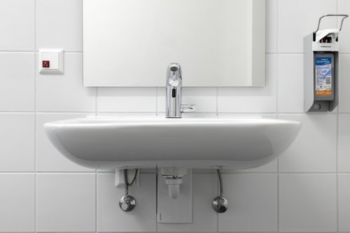 Elektronische Waschtisch-Armatur XERIS E HD-M im Bad des Spiel- und Aktionsparks Otto-Dullenkopf-Park.