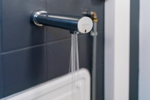 Aufputz-Waschtisch-Armatur MODUS E mit laufendem Wasser in der Gemeinschaftsgrundschule Wesel.