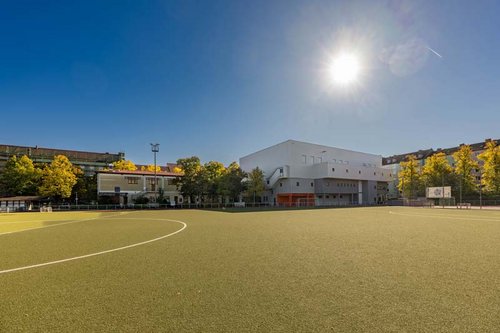 Fussballfeld-mit-Blick-auf-das-Gebaeude-des-TSV-Muenchen-Ost-e