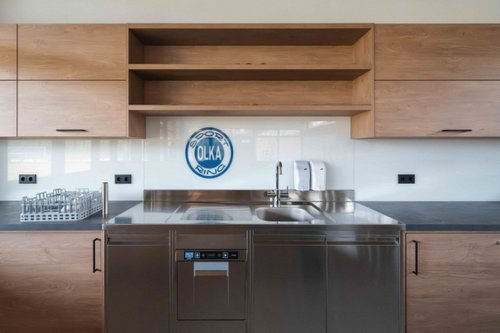 Eine-elektronische-Kuechenarmatur-GRANDIS-E-an-der-Bar_A-GRANDIS-E-electronic-kitchen-tap-at-the-bar