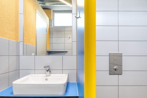 Elektronische Waschtisch-Armatur XERIS E HD-M, SCHELL Unterputz-Dusche LINUS D-C-T mit SCHELL Dusch-Modul MONTUS und Duschkopf COMFORT Flex im Sanitärgebäude der Erholungsanlage St. Leoner See