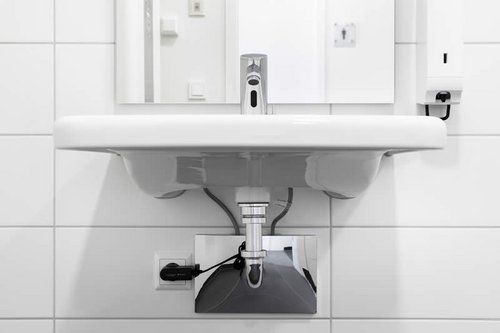 Elektronische Waschtischarmatur PURIS E HD-M im Sanitärbereich des Vereinsgebäudes des Sportpark Süd - FV Brühl.