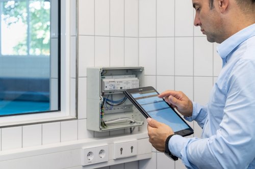 SCHELL Vertriebsmitarbeiter Sascha Wendt überprüft die Einstellungen der Armaturen am SWS Server in der Landessportschule Ruit. SCHELL Vertriebsmitarbeiter Sascha Wendt überprüft die Einstellungen der Armaturen am SWS Server in der Landessportschule Ruit.
