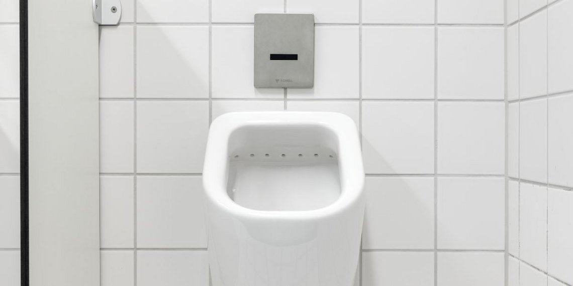 Sanita__rraum_mit_Urinal_und_beru__hrungsloser_Urinal-Steuerung_Edition_E